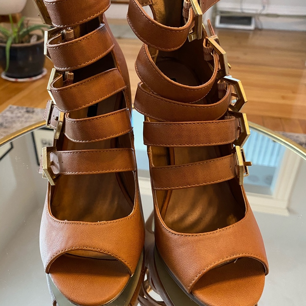 Forever 21: Gold buckled Strapped up Heel